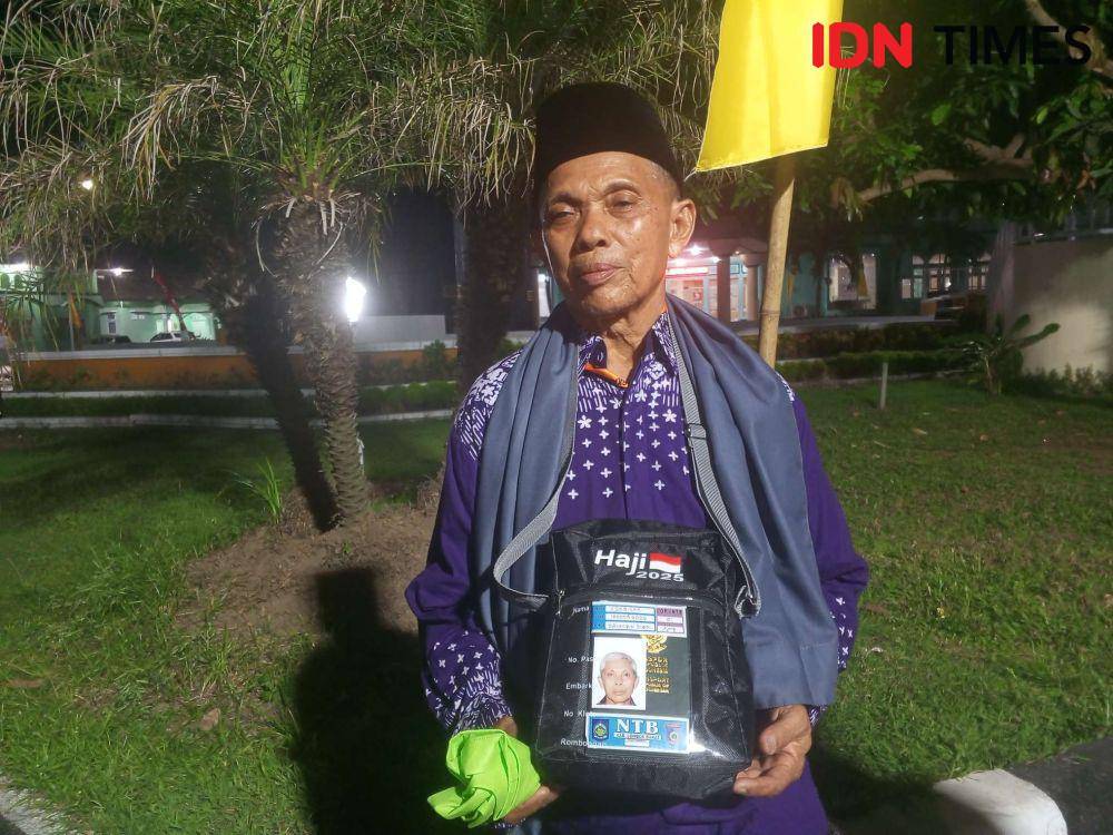Pedagang telur lilit asal Lombok Barat Zaenudin Kurdi. (IDN Times/Muhammad Nasir)