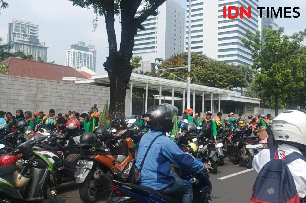 Kemacetan lalu lintas sekitar Monas saat perayaan Hari Buruh Internasional pada Kamis (1/5/2025). (IDN Times/Dini Suciatiningrum)