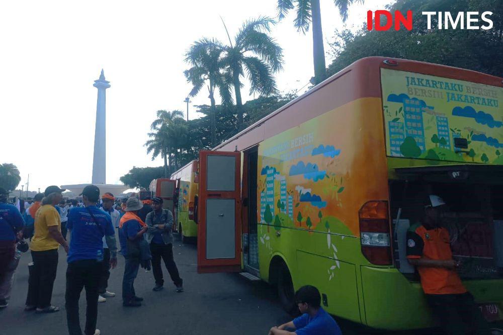 DLH siapkan 20 bus toilet di Monas saat perayaan Hari Buruh Internasional pada Kamis (1/5/2025). (IDN Times/Dini Suciatiningrum)