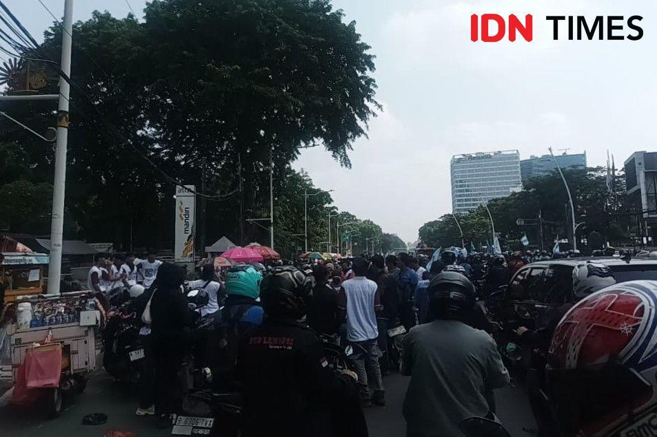 Kemacetan lalu lintas sekitar Monas saat perayaan Hari Buruh Internasional pada Kamis (1/5/2025). (IDN Times/Dini Suciatiningrum)