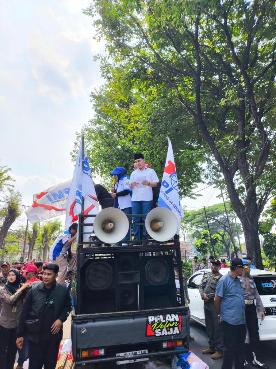 Gus Barra Ikut Lepas Buruh Ngoro Menuju Aksi May Day di Surabaya
