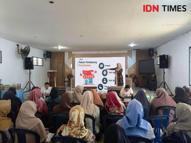 Seorang narasumber berikan materi IKN Digital Community di Kecamatan Samboja Barat, Kamis 1/5/2025 (IDN Times/Ervan)