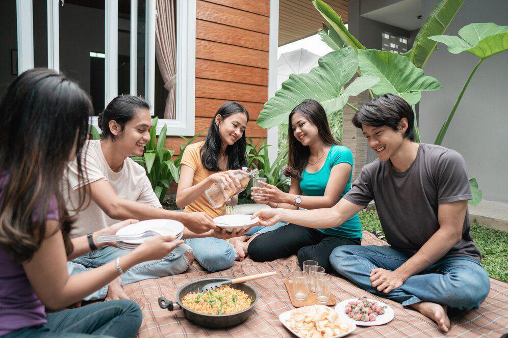 ilustrasi bersama sahabat (freepik.com/odua)