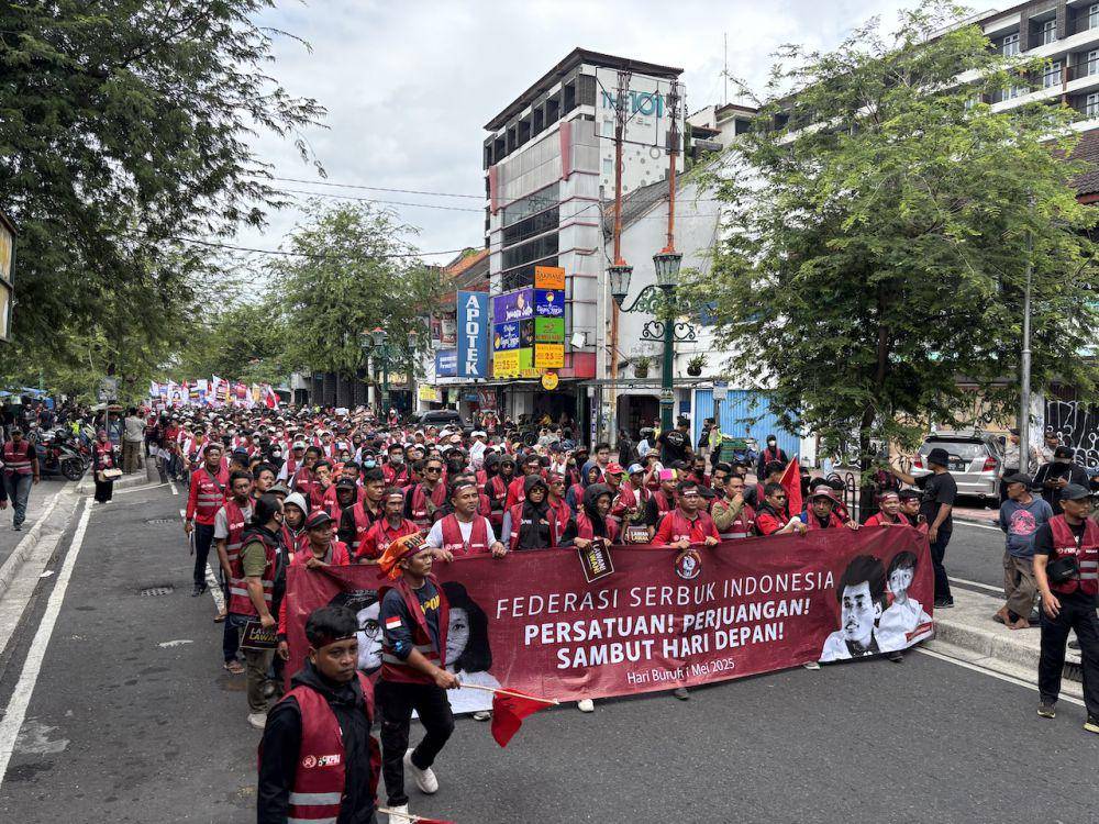 Federasi Serikat Buruh Kerakyatan (SERBUK) Indonesia menggelar aksi di depan Tugu Yogyakarta, Kamis (1/5/2025). (IDN Times/Herlambang Jati Kusumo)