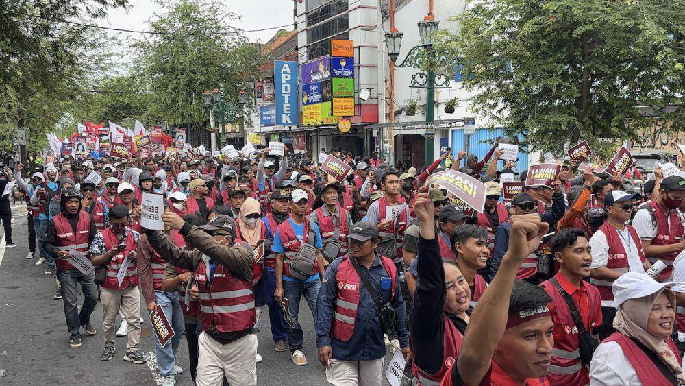 Federasi Serikat Buruh Kerakyatan (SERBUK) Indonesia menggelar aksi di depan Tugu Yogyakarta, Kamis (1/5/2025). (IDN Times/Herlambang Jati Kusumo)