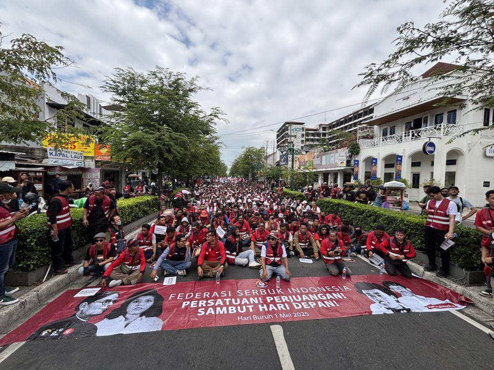 Federasi Serikat Buruh Kerakyatan (SERBUK) Indonesia menggelar aksi di depan Tugu Yogyakarta, Kamis (1/5/2025). (IDN Times/Herlambang Jati Kusumo)