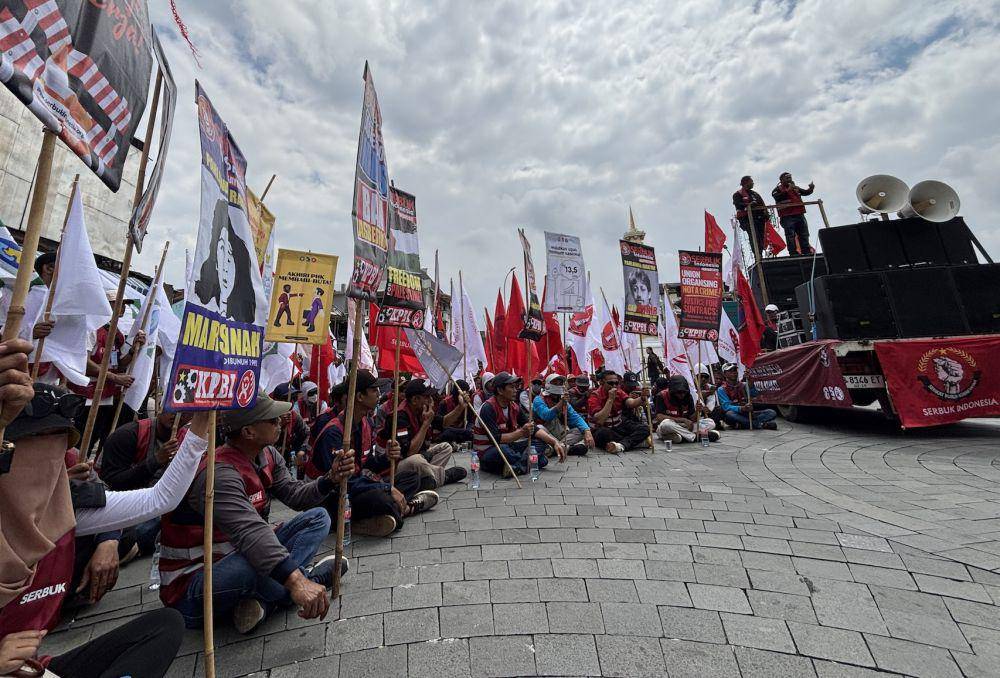Federasi Serikat Buruh Kerakyatan (SERBUK) Indonesia menggelar aksi di depan Tugu Yogyakarta, Kamis (1/5/2025). (IDN Times/Herlambang Jati Kusumo)
