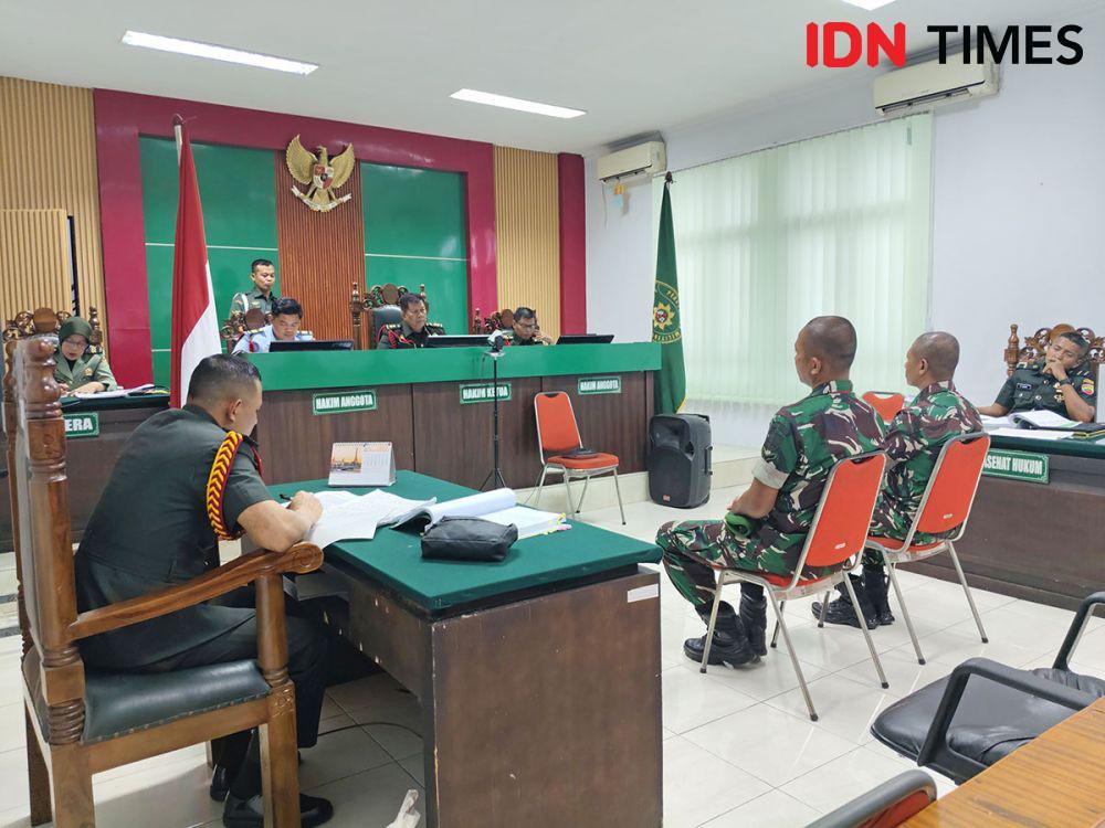 Serka M Yusuf Harahap dan Serda Rahmadani Syahputra (Dani) menjalani sidang pemeriksaan sebagai terdakwa penjualan sisik trenggiling di Pengadilan Militer Medan, Rabu (30/4/2025) (Dok. IDN Times)