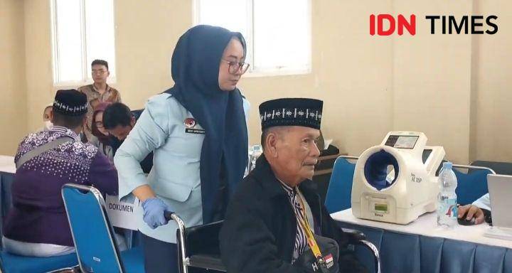 Inin Nastain/ Calhaj menggunakan kursi roda