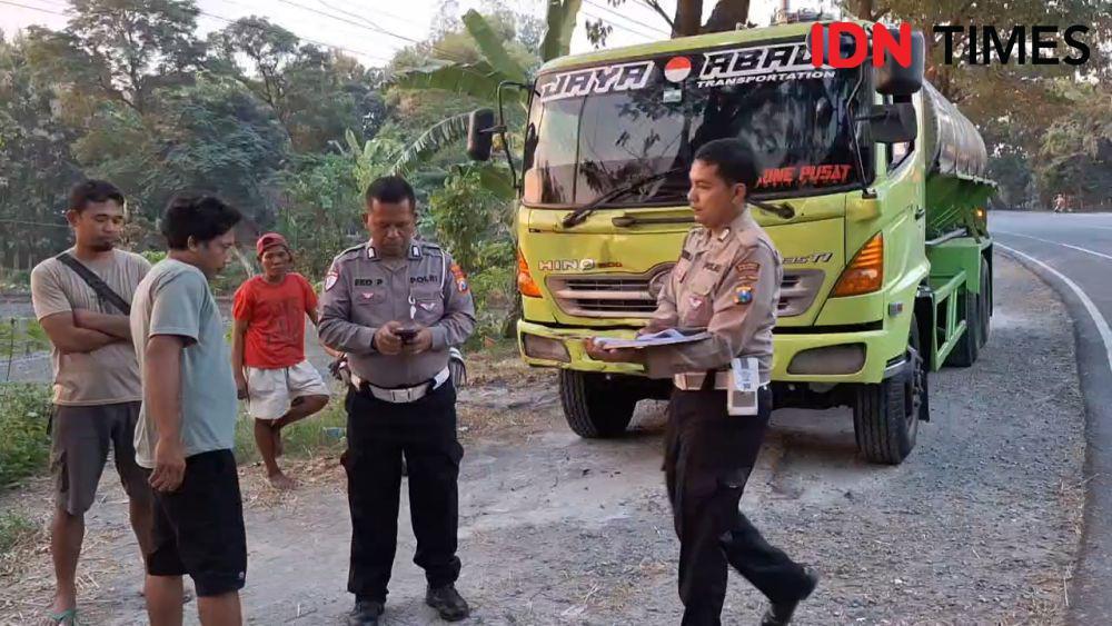 Pemotor tewas tertabrak truk tanki di Jalan Raya Ring Road, Desa Kandangan, Kecamatan Ngawi. IDN Times/ Riyanto.