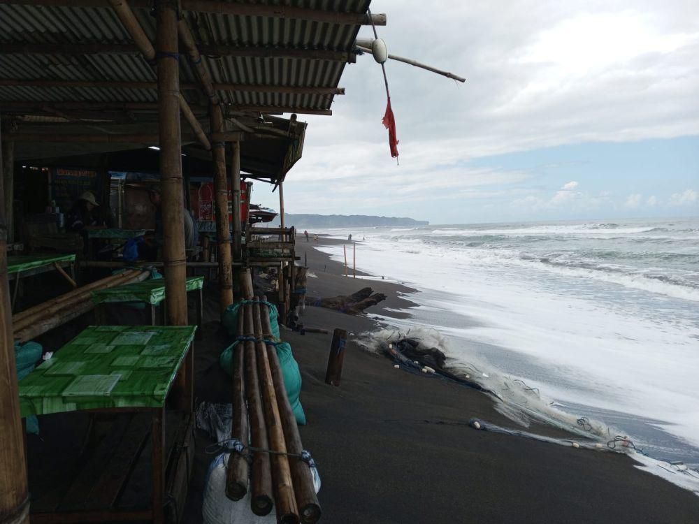 Gelombang Pasang Terjang Puluhan Warung di Bibir Pantai Depok