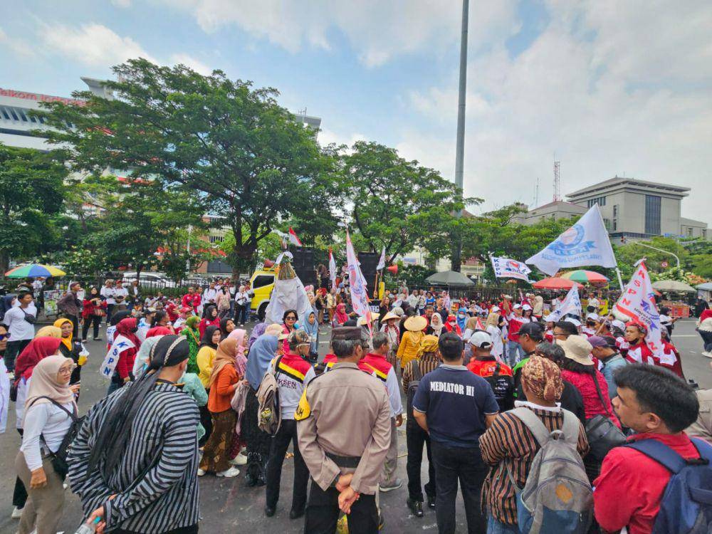Massa KSPN gelar aksi solidaritas May Day di Gubernuran Semarang. (IDN Times/Fariz Fardianto)