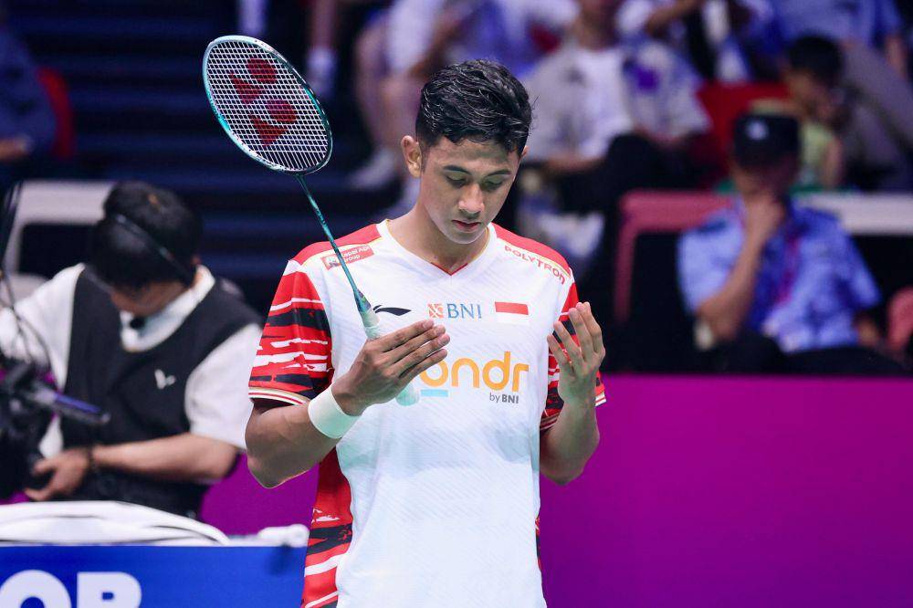 Alwi Farhan dalam laga melawan Denmark di fase Grup D Piala Sudirman 2025 (dok. PP PBSI)