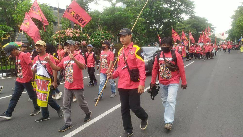 KASBI menghimpun kekuatan buruh Pelabuhan Tanjung Emas untuk merayakan May Day 2025. (IDN Times/Fariz Fardianto)