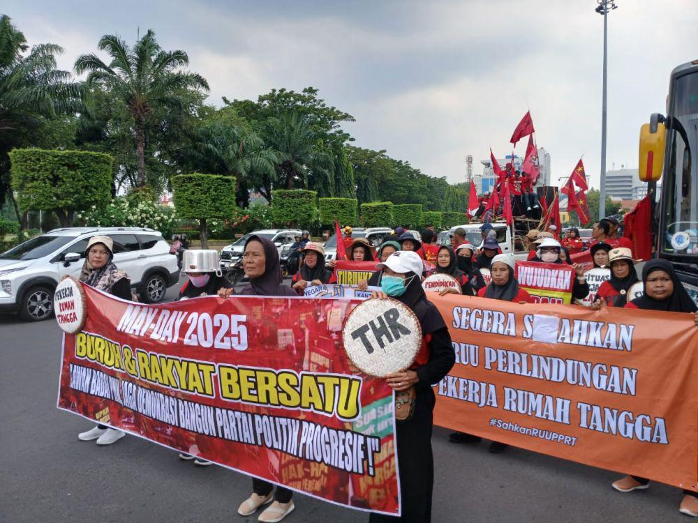 Belasan PRT suarakan berbagai tuntutan saat May Day di Semarang. (IDN Times/Fariz Fardianto)