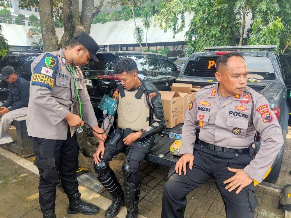 Dokkes Polda Jateng periksa kesehatan polisi yang bertugas amankan May Day. (IDN Times/Fariz Fardianto)
