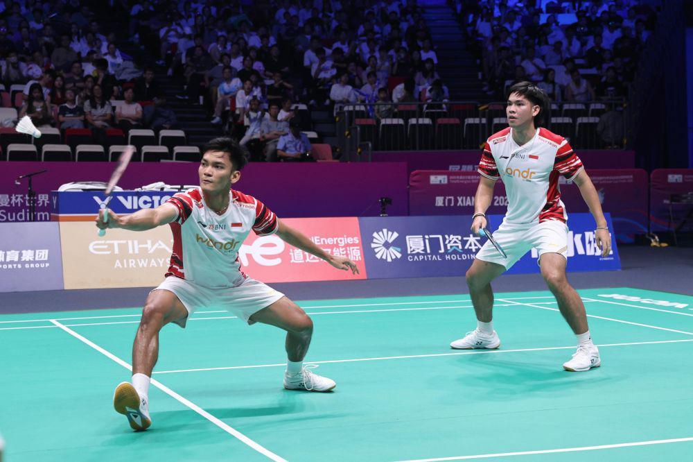Muhammad Shohibul Fikri/Daniel Marthin dalam laga melawan Denmark di fase Grup D Piala Sudirman 2025 (dok. PP PBSI)