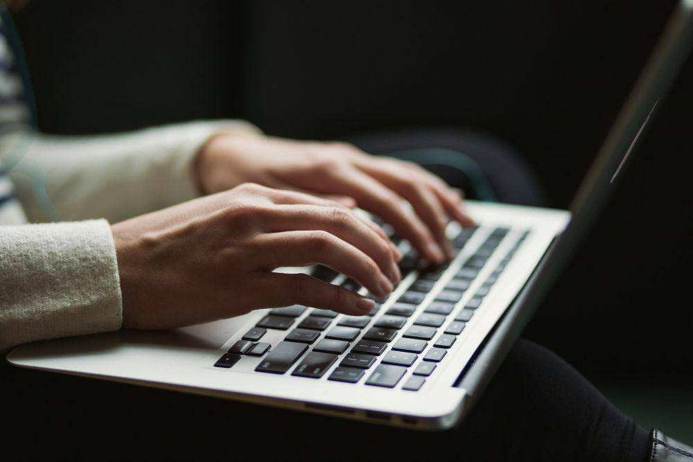 ilustrasi bekerja menggunakan laptop (unsplash.com/kaitlynbaker)