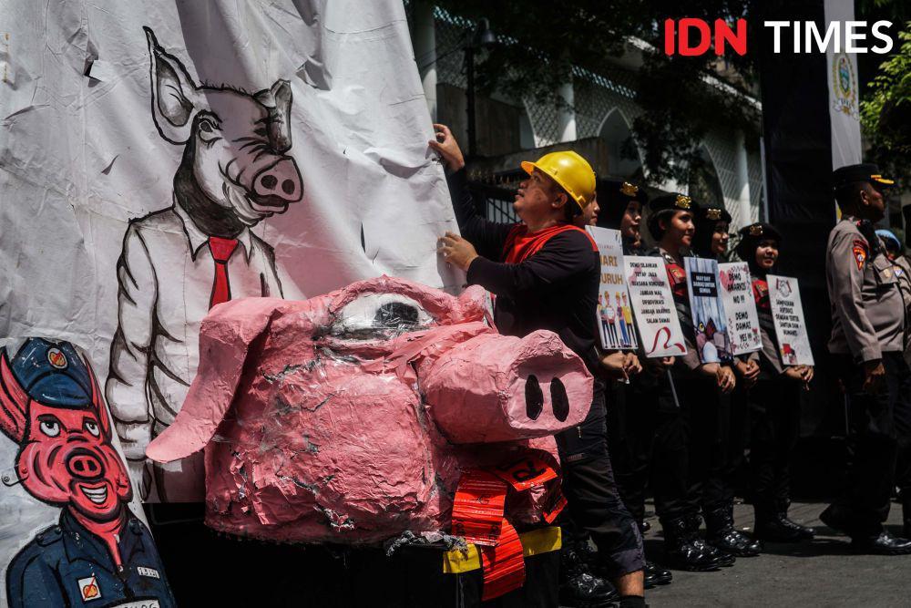 May Day 2025, AKBAR Sumut Kritik Keras Pakai Kepala Babi Oligarki