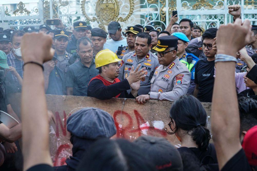 Massa AKBAR berunjuk rasa di depan Kantor Gubernur Sumatra Utara dalam peringatan Hari Buruh Internasional, Kamis (1/5/2025). (IDN Times/Prayugo Utomo)