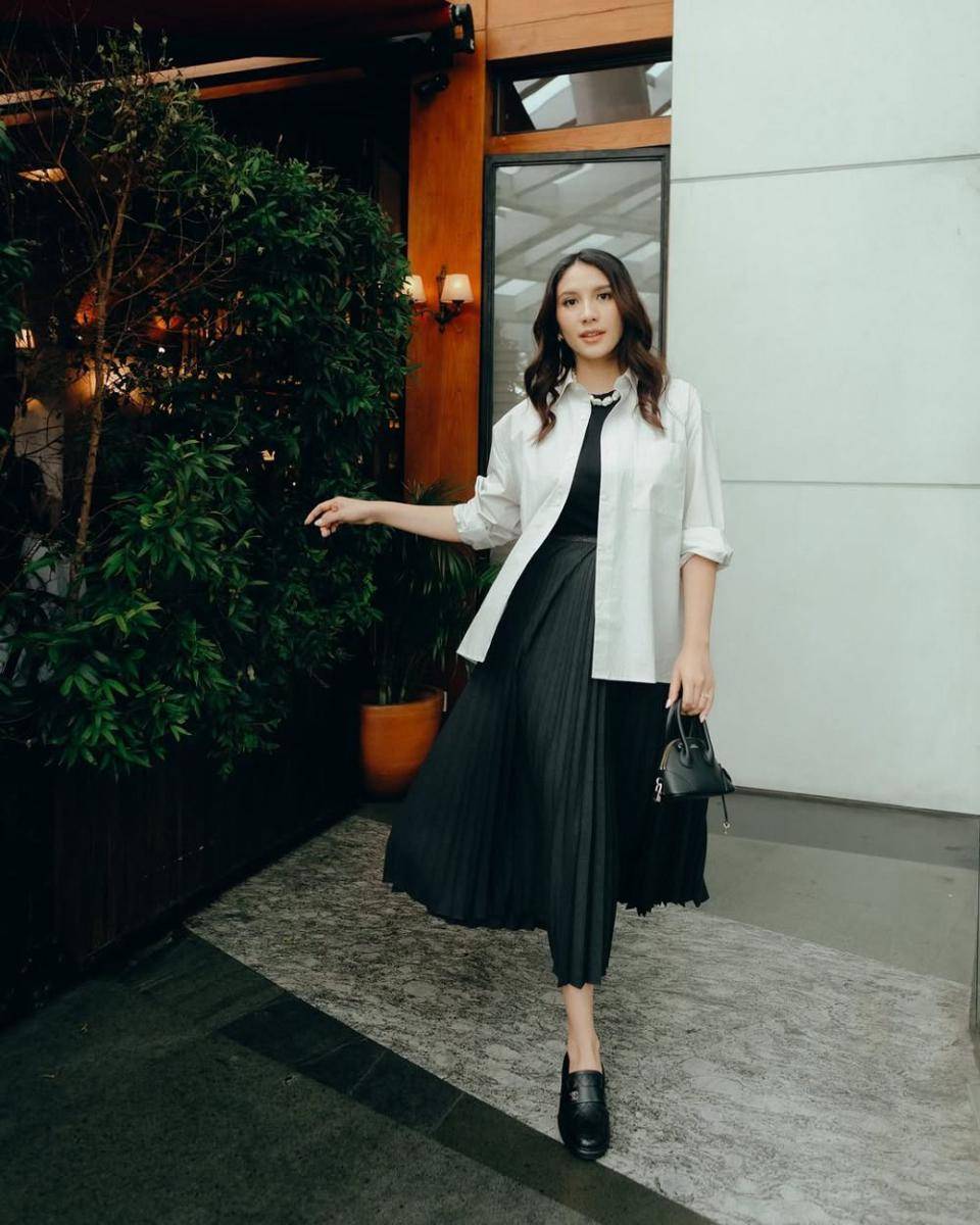 referensi outfit rok ala Acha Sinaga (instagram.com/achasinaga)