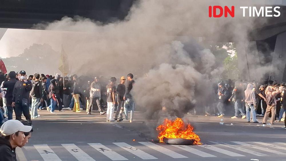 Desak Kesejahteraan Buruh, Demonstran Blokade Jalan Pettarani Makassar