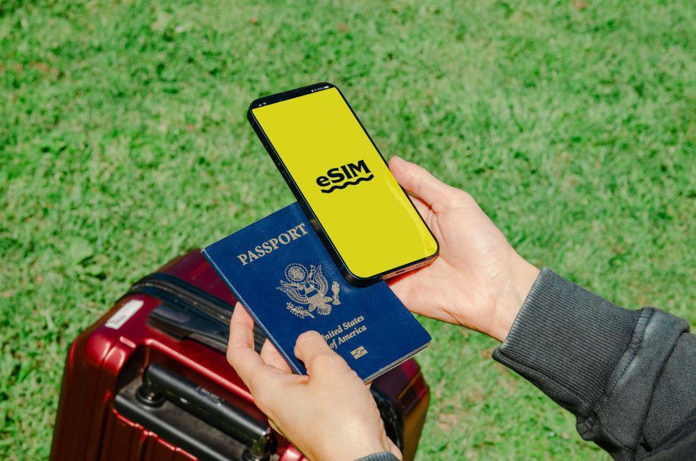 Cara Kerja eSIM Dibandingkan dengan SIM Konvensional