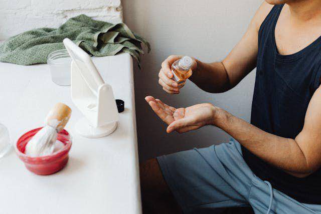 ilustrasi mencukur bulu ketiak dengan shaving cream (pexels.com/Photo By: Kaboompics.com)
