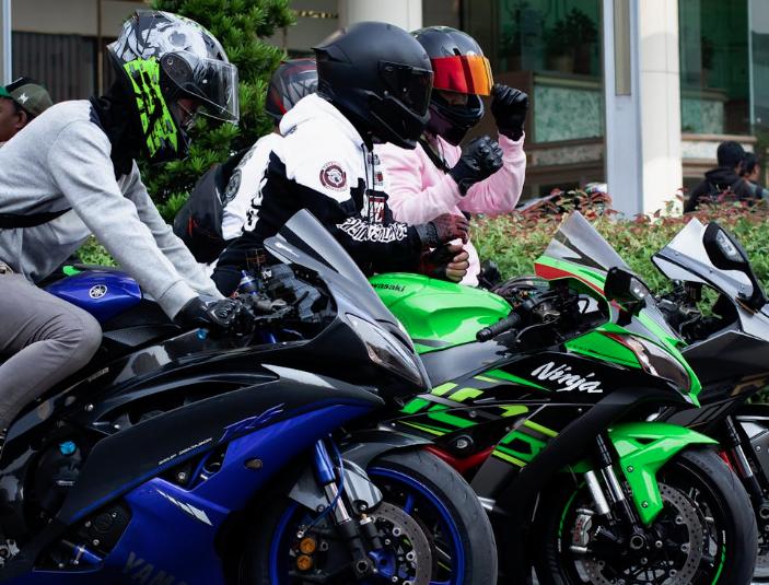 Motor Sport Fairing vs Naked Bike: Mana Paling Cocok Buat Harian?