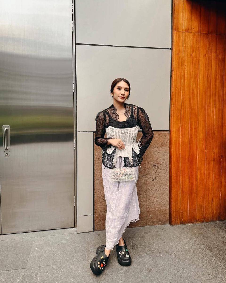 referensi outfit rok ala Acha Sinaga (instagram.com/achasinaga)