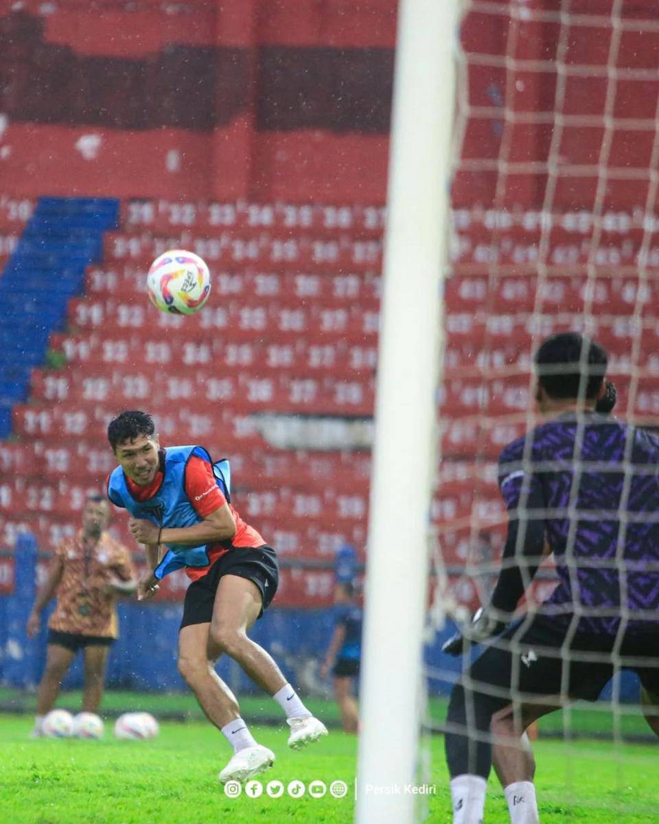 Pemain Persik Kediri saat berlatih. Instagram.com/persikfcofficial