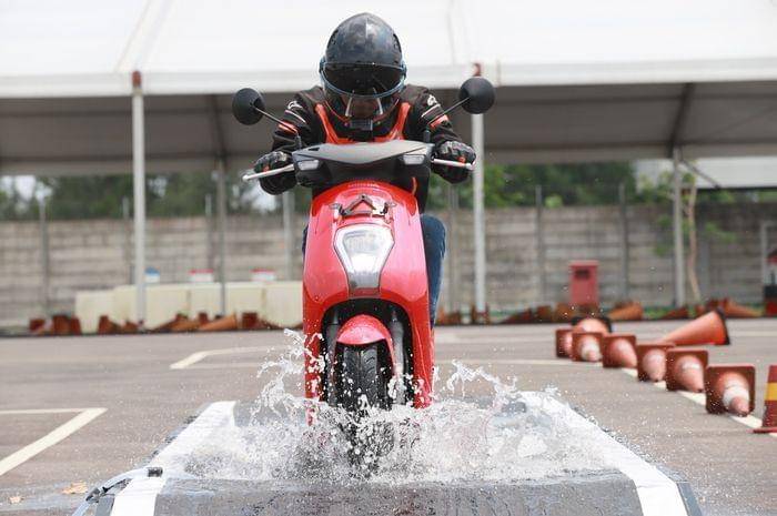 ilustrasi motor melintasi banjir (Dok. IDN Times)