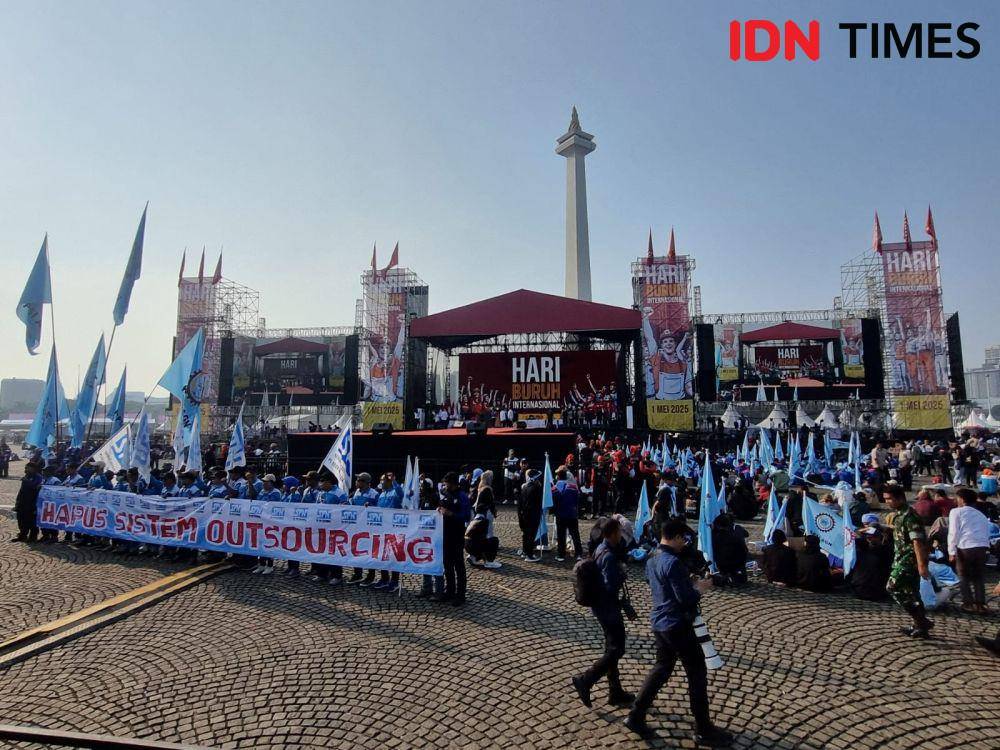 Buruh memperingati Hari Buruh Nasional, Kamis (1/5/2025). (IDN Times/Muhammad Ilman Nafi'an)