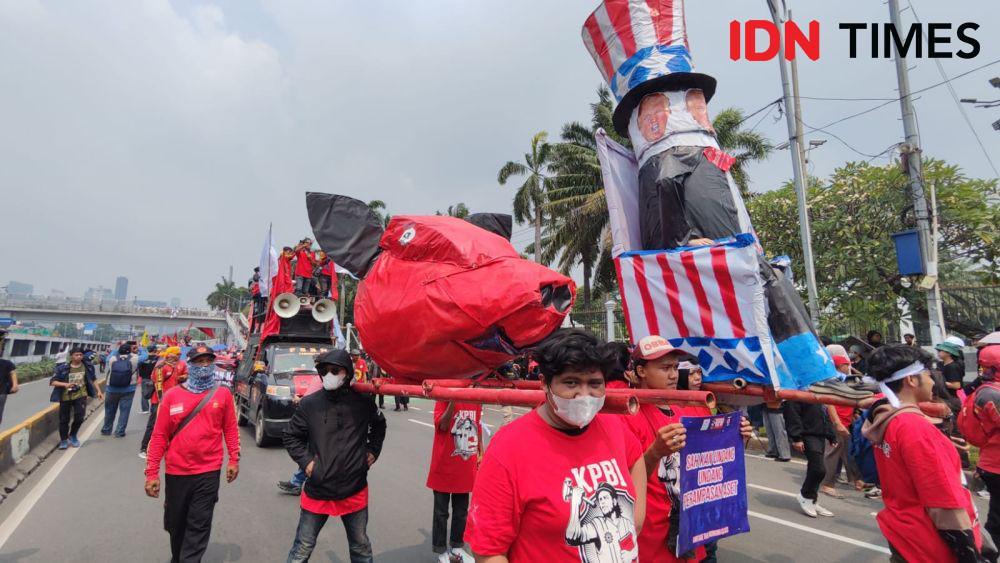 Aksi Hari Buruh di DPR, Ada Ogoh-ogoh Donald Trump