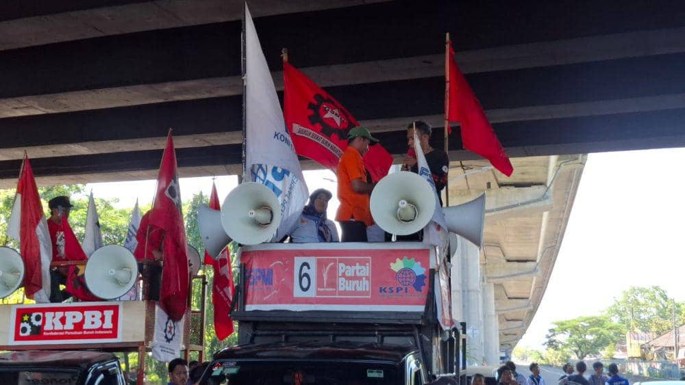 Aksi demonstrasi memperingati Hari Buruh atau May Day di kolong jembatan layang (flyover) Jalan Urip Sumoharjo Makassar, Kamis (1/5/2025). (IDN Times/Darsil Yahya)