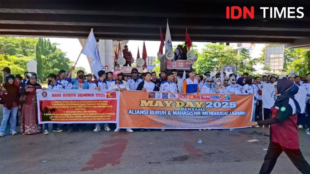 Aksi demonstrasi memperingati Hari Buruh atau May Day di kolong jembatan layang (flyover) Jalan Urip Sumoharjo Makassar, Kamis (1/5/2025). (IDN Times/Darsil Yahya)