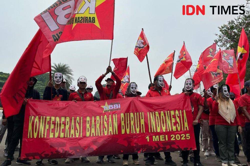 Massa aksi Hari Buruh Internasional (May Day) 2025 di depan Gedung DPR/MPR RI, Senayan, Jakarta Pusat, Kamis (1/5/2025). (IDN Times/Dini Suciatiningrum)