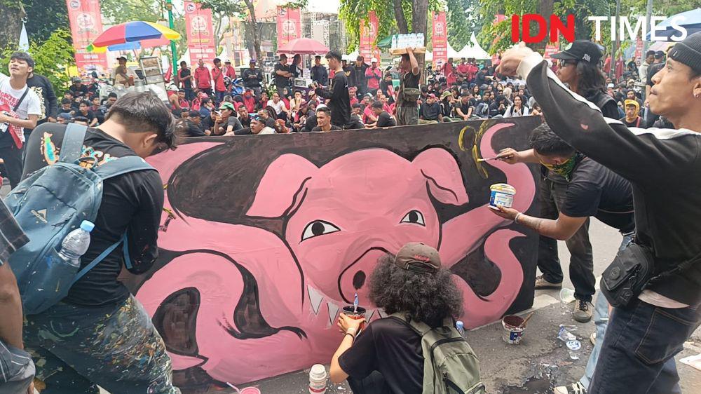 [BREAKING] May Day di Medan, Muncul Barisan Polisi Bikin Panas Massa