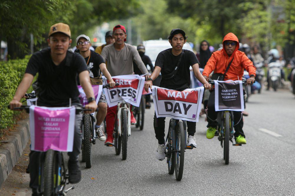 May Day, Jurnalis Aceh Gowes Keliling Kota Sambil Kampanye Soal Upah
