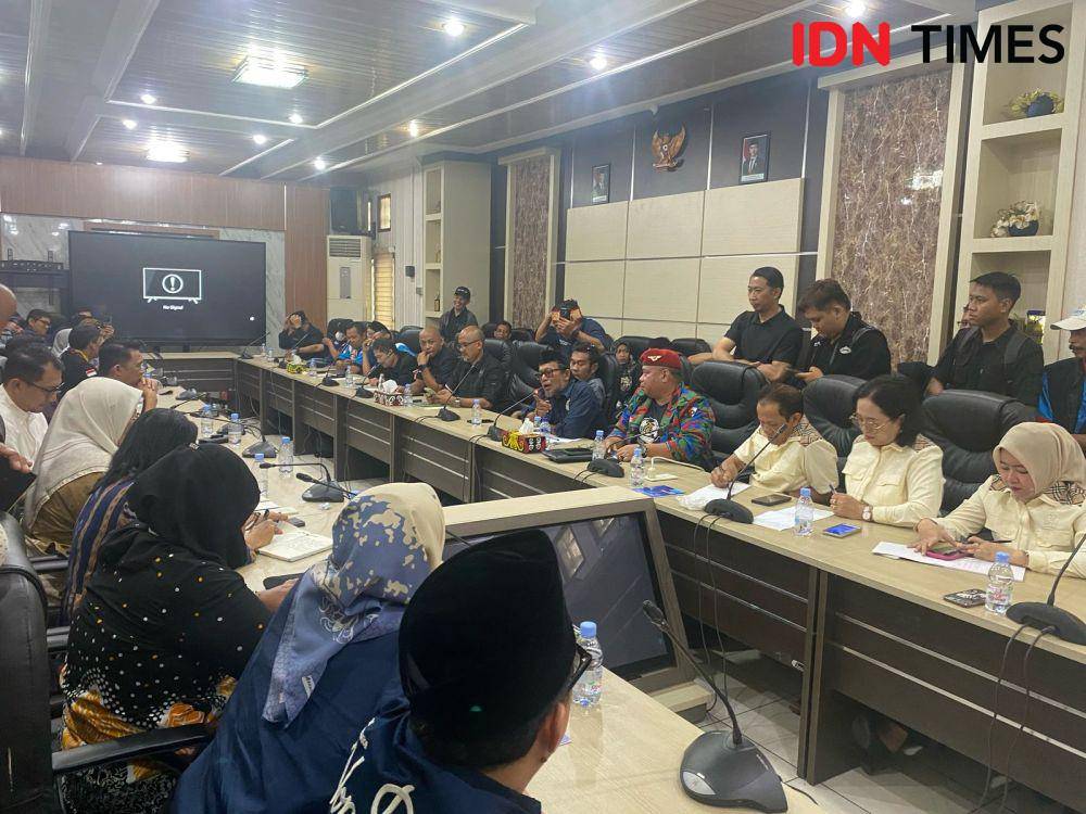 Ada 9 petisi yang disampaikan serikat pekerja kepada pemerintah pada peringatan Hari Buruh di Balikpapan, Kamis (1/5/2025). (IDN Times/Erik Alfian)