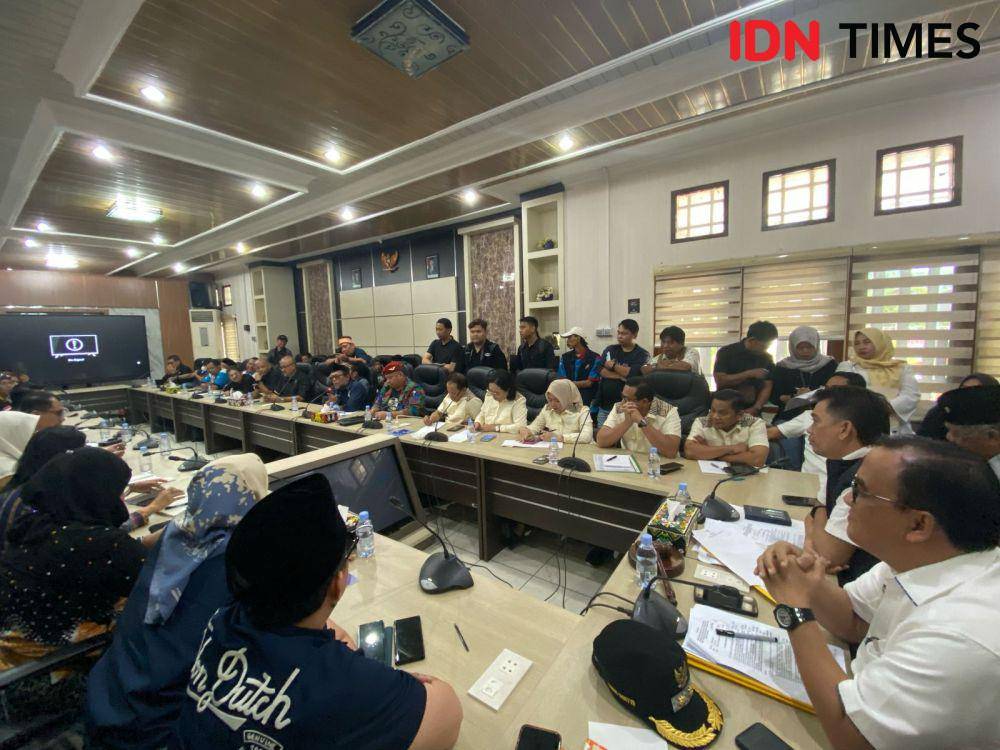 Isu keberadaan tenaga kerja asing (TKA) dan tenaga luar daerah juga menjadi persoalan yang disampaikan buruh di Balikpapan. (IDN Times/Erik Alfian)