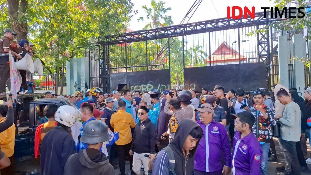 Kelompok buruh menggelar aksi demonstrasi Hari Buruh Internasional atau May Day di Makassar, Kamis (1/5/2025). IDN Times/Darsil Yahya