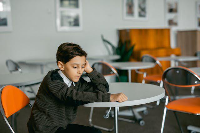 5 Tanda Anak Diam-diam Stres di Sekolah, Jangan Diabaikan!