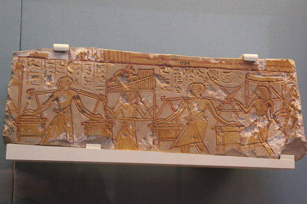 relief pekerja Mesir Kuno di Galeri Mesir Kuno, British Museum, London, Inggris (commons.wikimedia.org/Gary Todd)