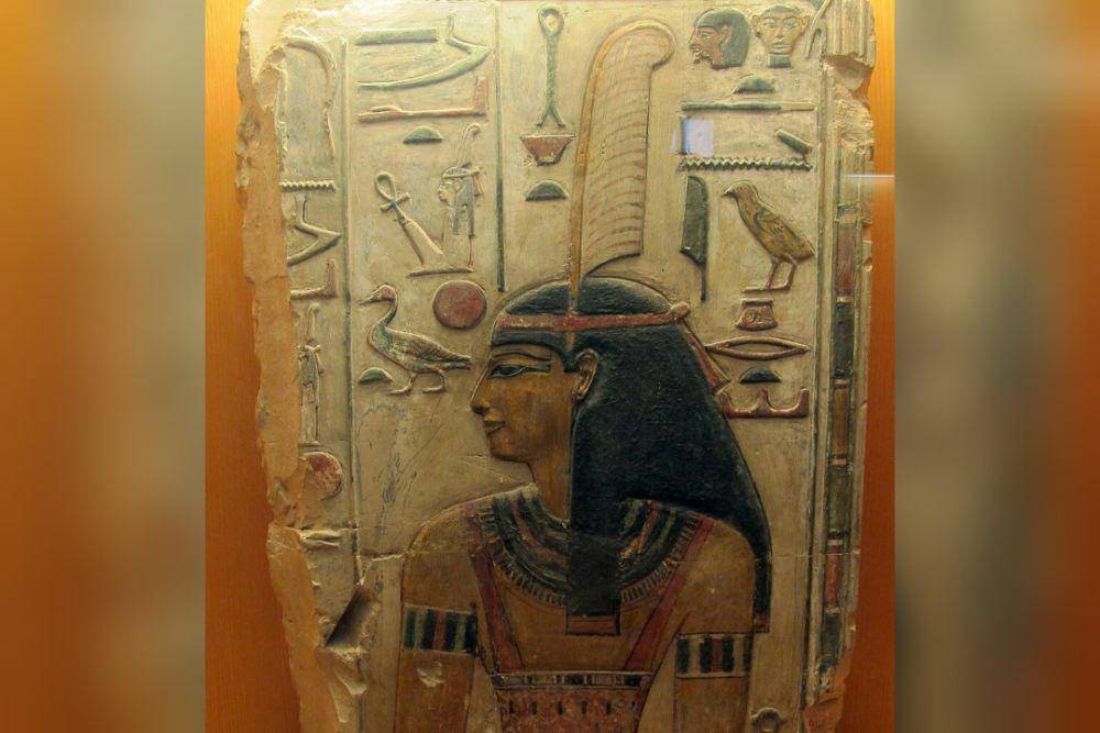 fragmen relief dewi Maat, dari makam Sethy I, di Seni Mesir Kuno di Museum Arkeologi Nasional, Florence (commons.wikimedia.org/Sailko)