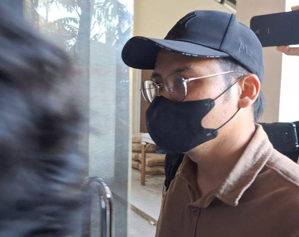 Terduga pelaku pelecehan seksual RS Persada Malang, dr AY saat memenuhi panggilan kepolisian. (IDN Times/Rizal Adhi Pratama)