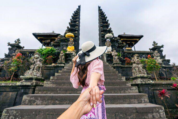 Ilustrasi sedang liburan ke Bali (freepik.com/tawatchai07)
