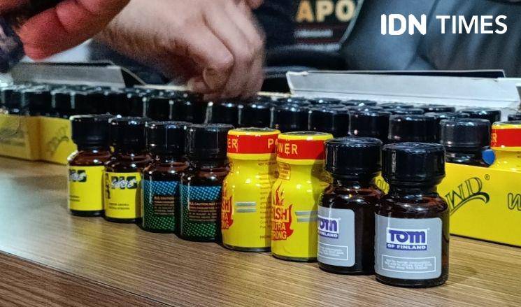 Polda NTT rilis barang bukti poppers yang dijual ke NTT. (IDN Times/Putra F. D. Bali Mula)