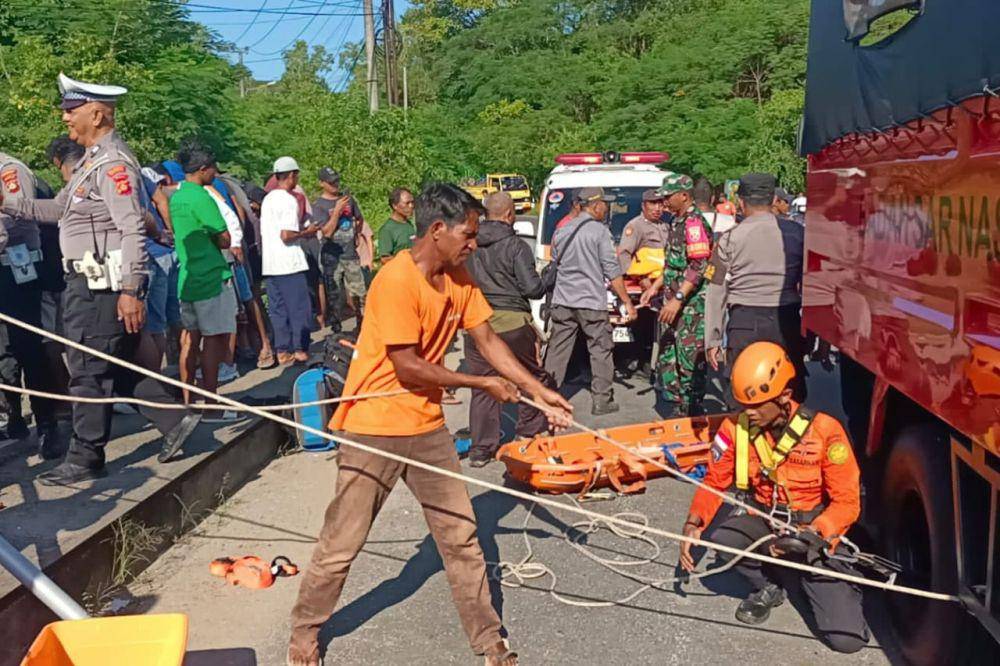 Evakuasi pemotor yang jatuh ke jurang di Ungasan (Dok.IDN Times/Polsek Kuta Selatan)