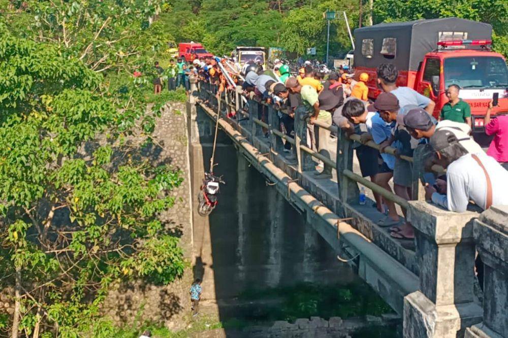 Evakuasi pemotor yang jatuh ke jurang di Ungasan (Dok.IDN Times/Polsek Kuta Selatan)